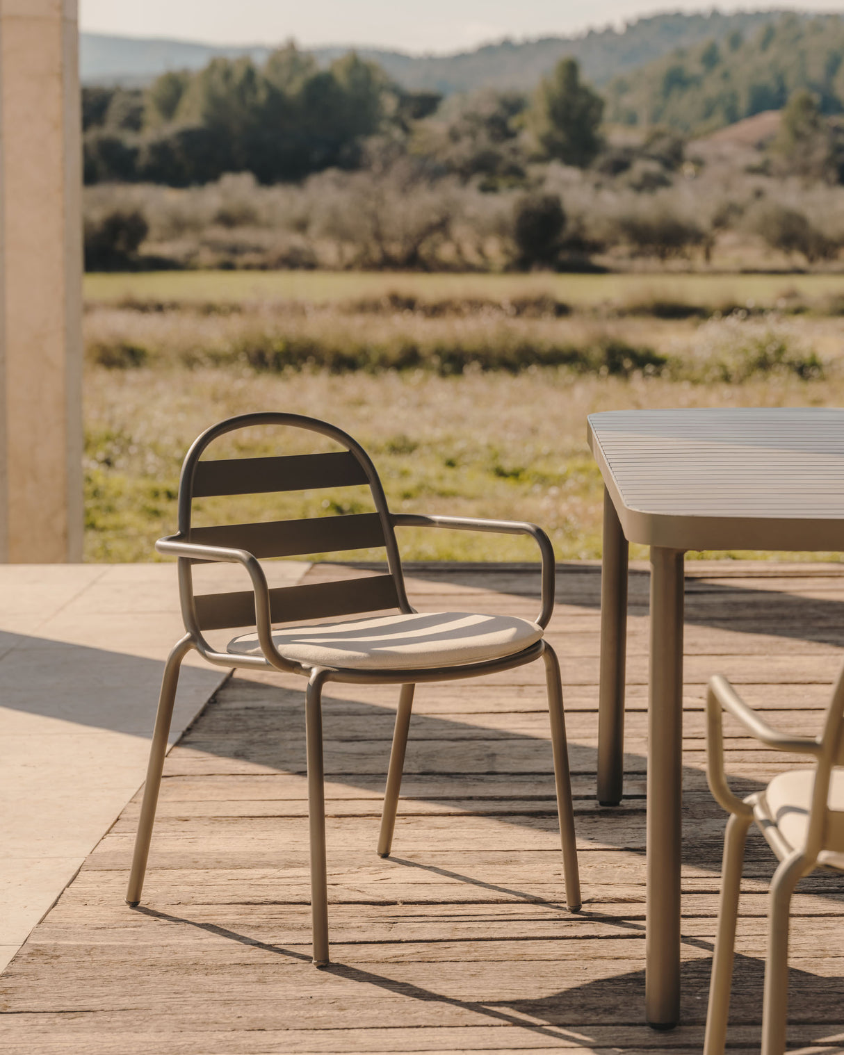 Joncols stapelbarer Gartenstuhl aus Aluminium mit Finish in Grün - ZEN ZONE Furniture