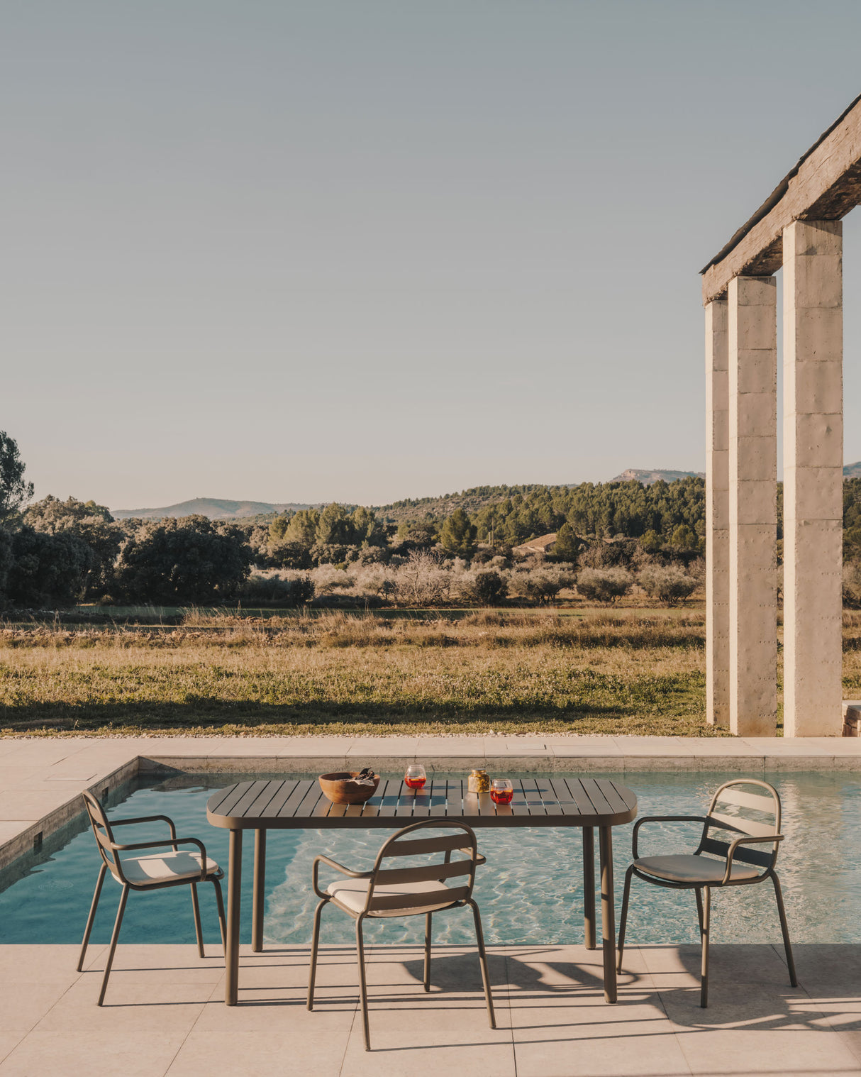 Joncols stapelbarer Gartenstuhl aus Aluminium mit Finish in Grün - ZEN ZONE Furniture