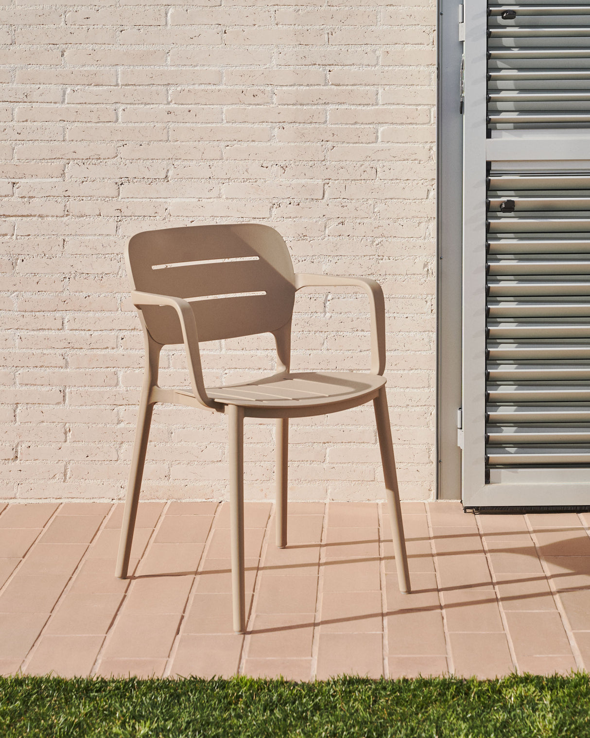 Morella stapelbarer Gartenstuhl in Beige - ZEN ZONE Furniture