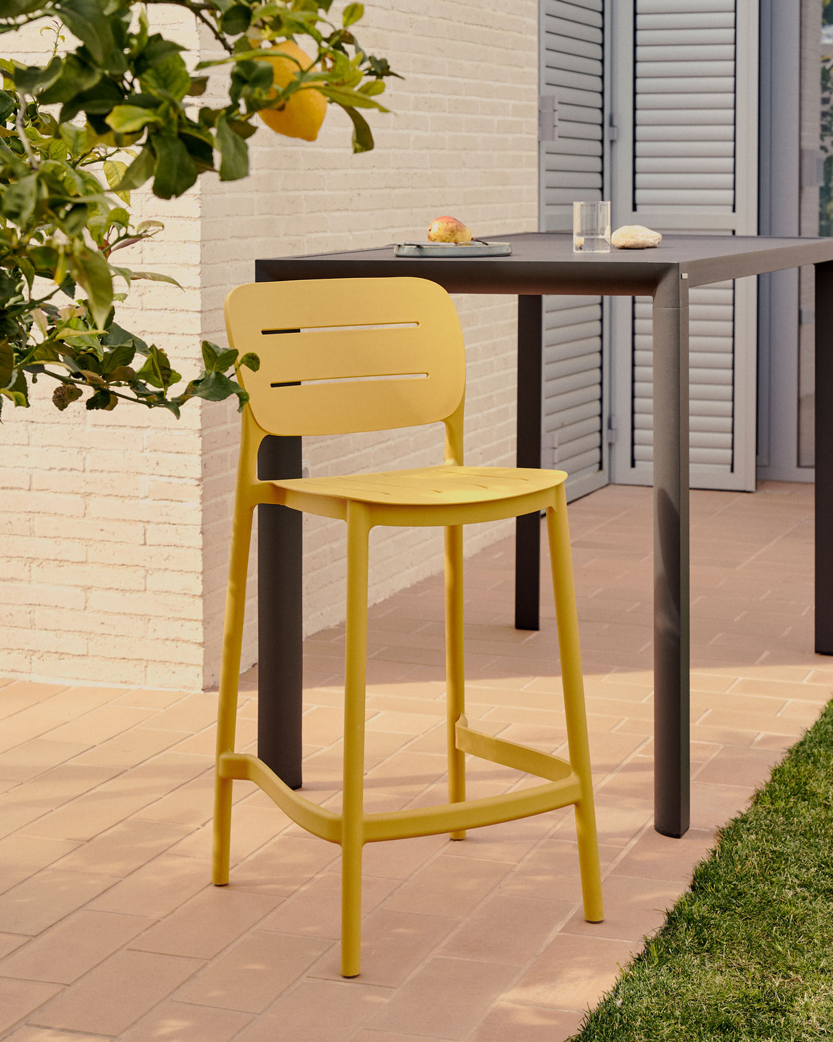 Morella stapelbarer Outdoor-Hocker aus Kunststoff in Senfgelb - ZEN ZONE Furniture