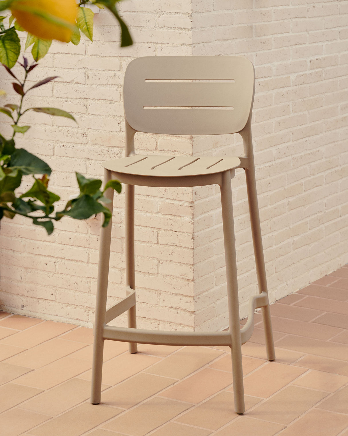 Morella Outdoor-Hocker aus Kunststoff in Beige Höhe 65 cm - ZEN ZONE Furniture