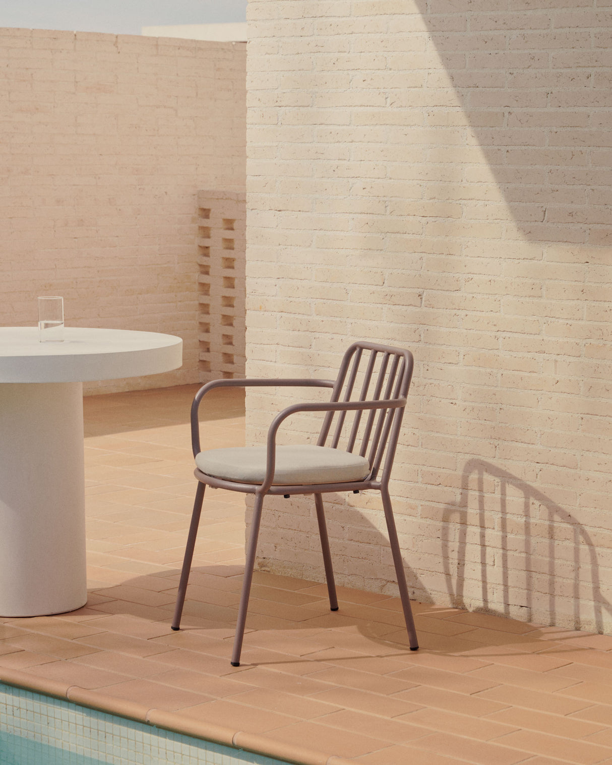 Bramant stapelbarer Stuhl aus Stahl mit Finish in Helllila - ZEN ZONE Furniture