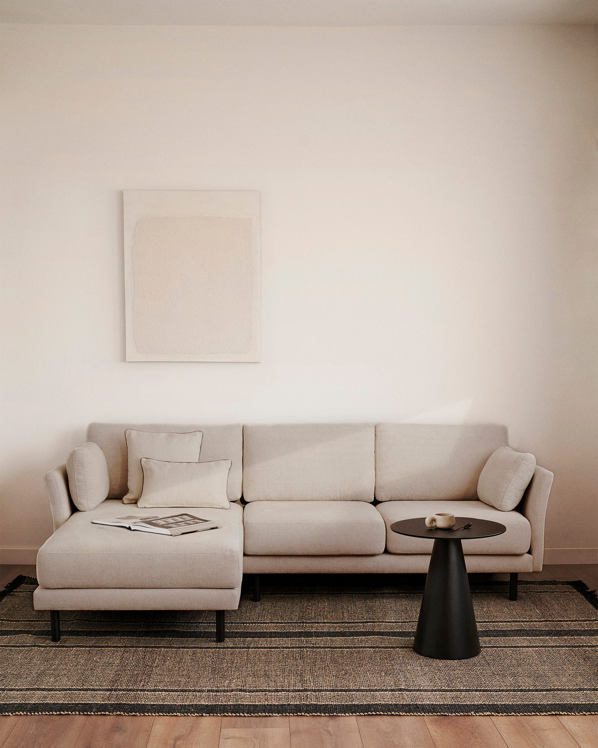 Gilma 3-Sitzer Sofa mit Chaiselongue rechts/links Chenille Perle Beine in Schwarz 260 cm - ZEN ZONE Furniture