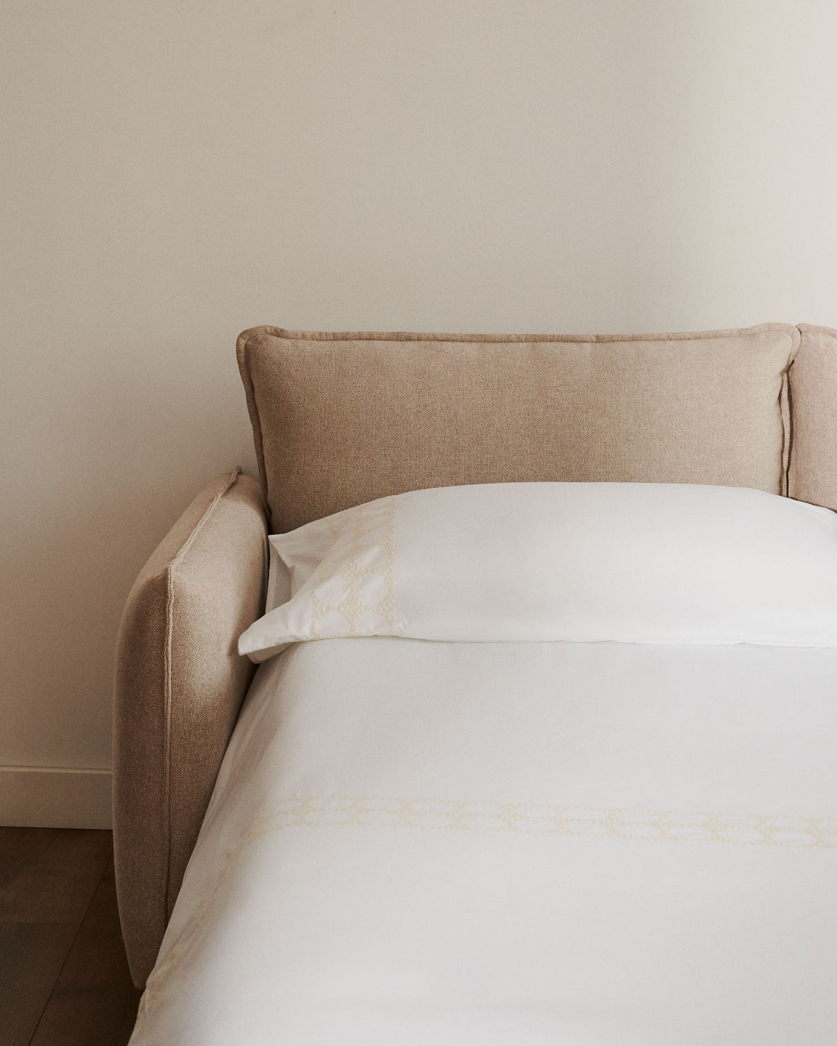 Carlota 2-Sitzer Bettsofa aus Chenille in Beige 140 cm - ZEN ZONE Furniture