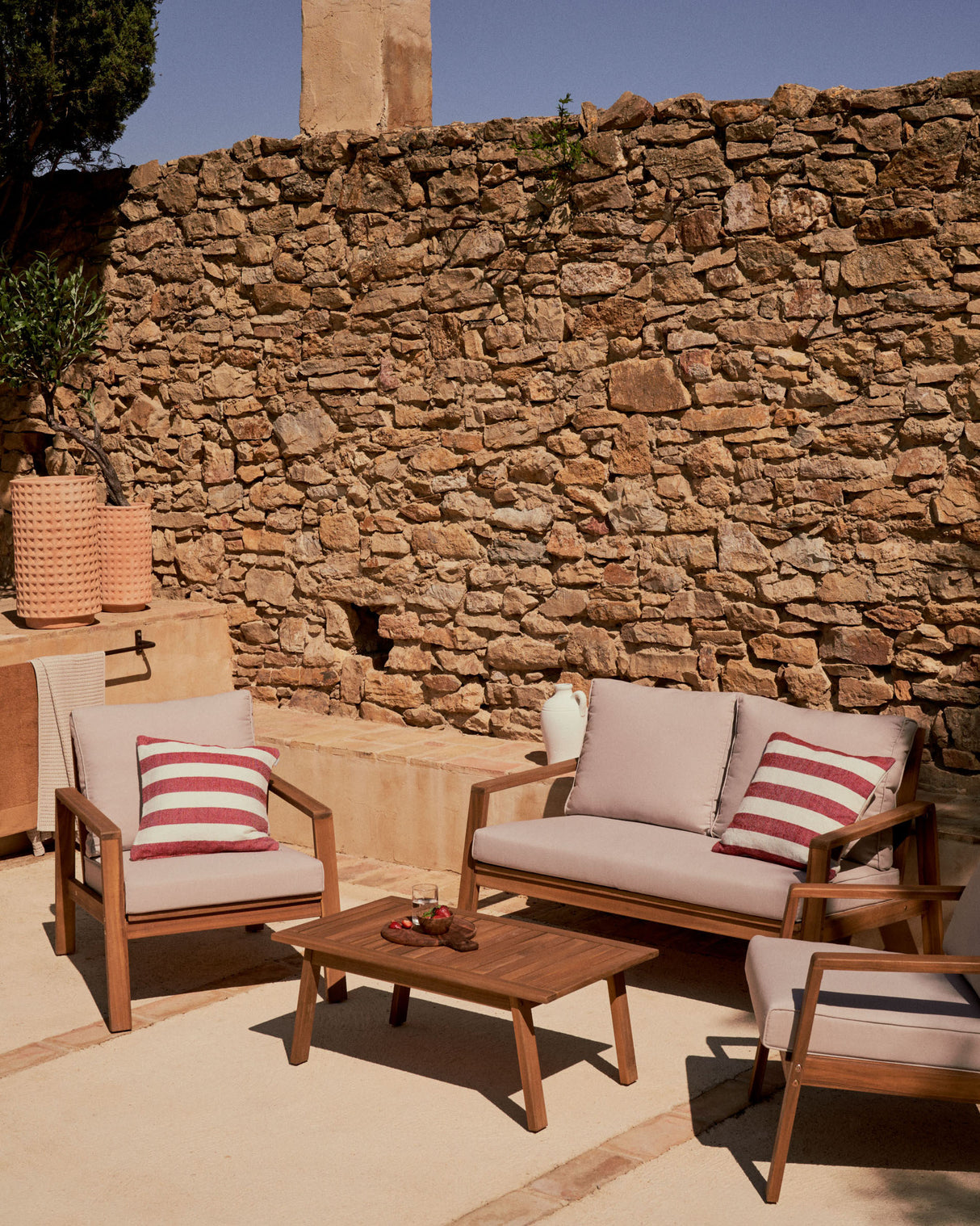 Frares Set aus 2-Sitzer-Sofa, 2 Sesseln und Couchtisch massives Akazienholz 100% FSC - ZEN ZONE Furniture