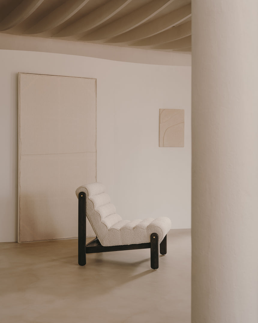 Sessel Magira weißes Bouclé und massives Eichenholz mit dunklem Finish - ZEN ZONE Furniture