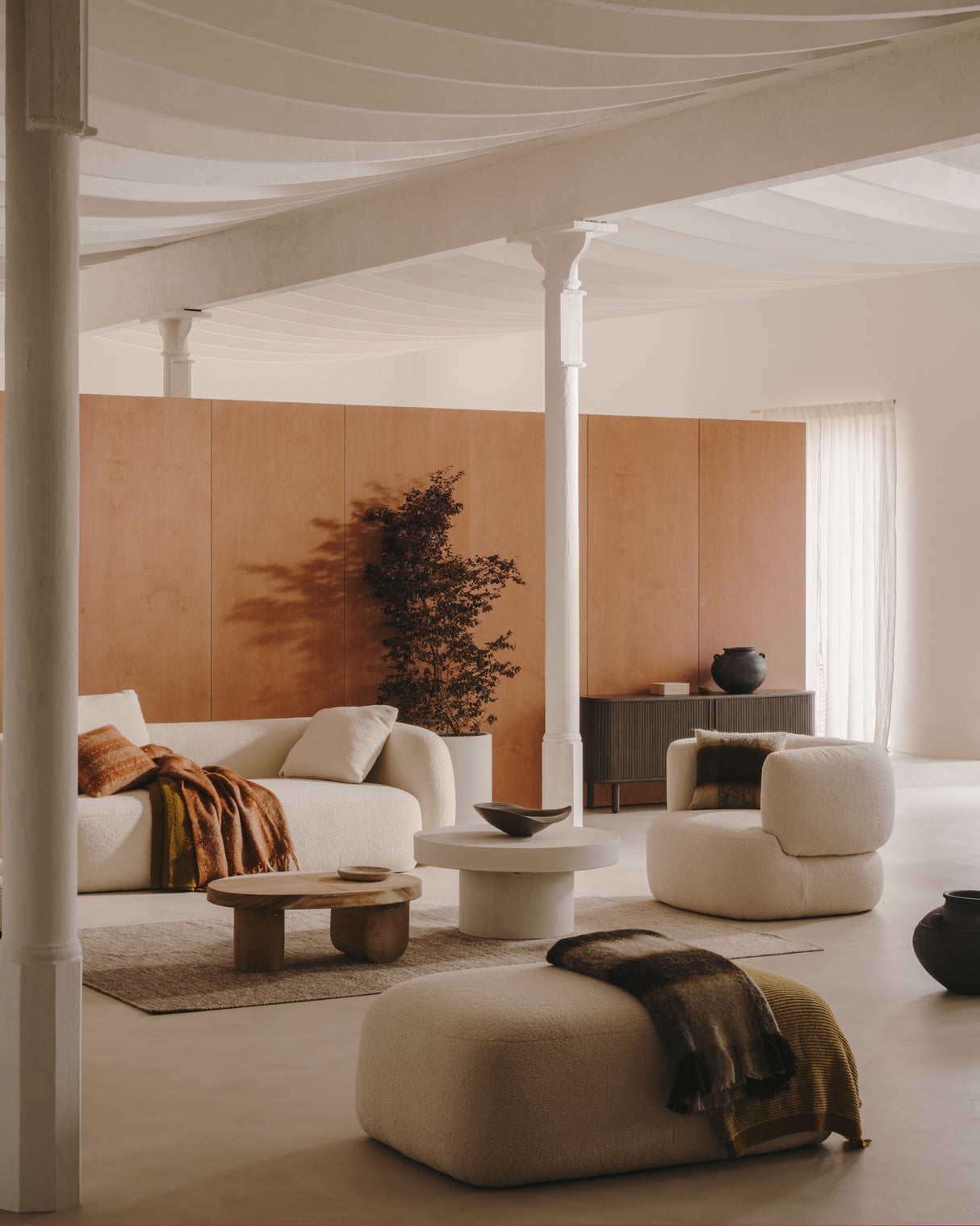 Martina Sessel mit Bouclé in Off-White mit Kissen - ZEN ZONE Furniture