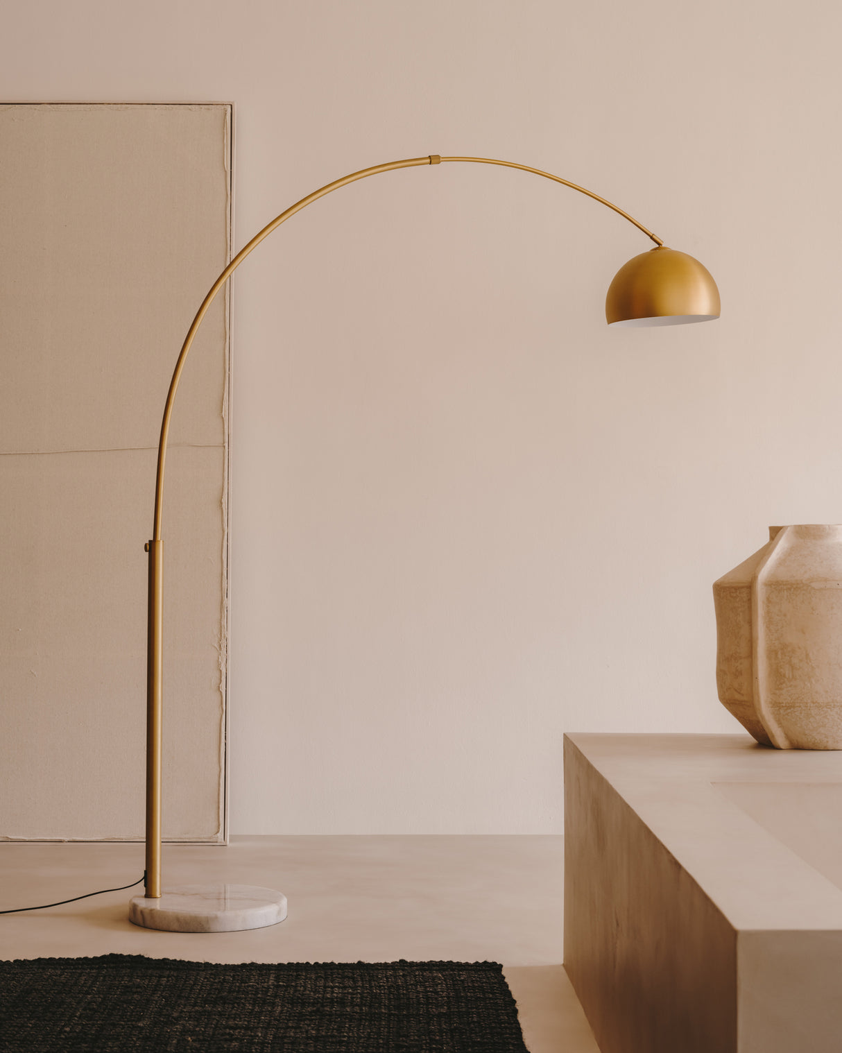 Madali Stehleuchte aus Metall mit Messing-Finish und weißem Marmor - ZEN ZONE Furniture