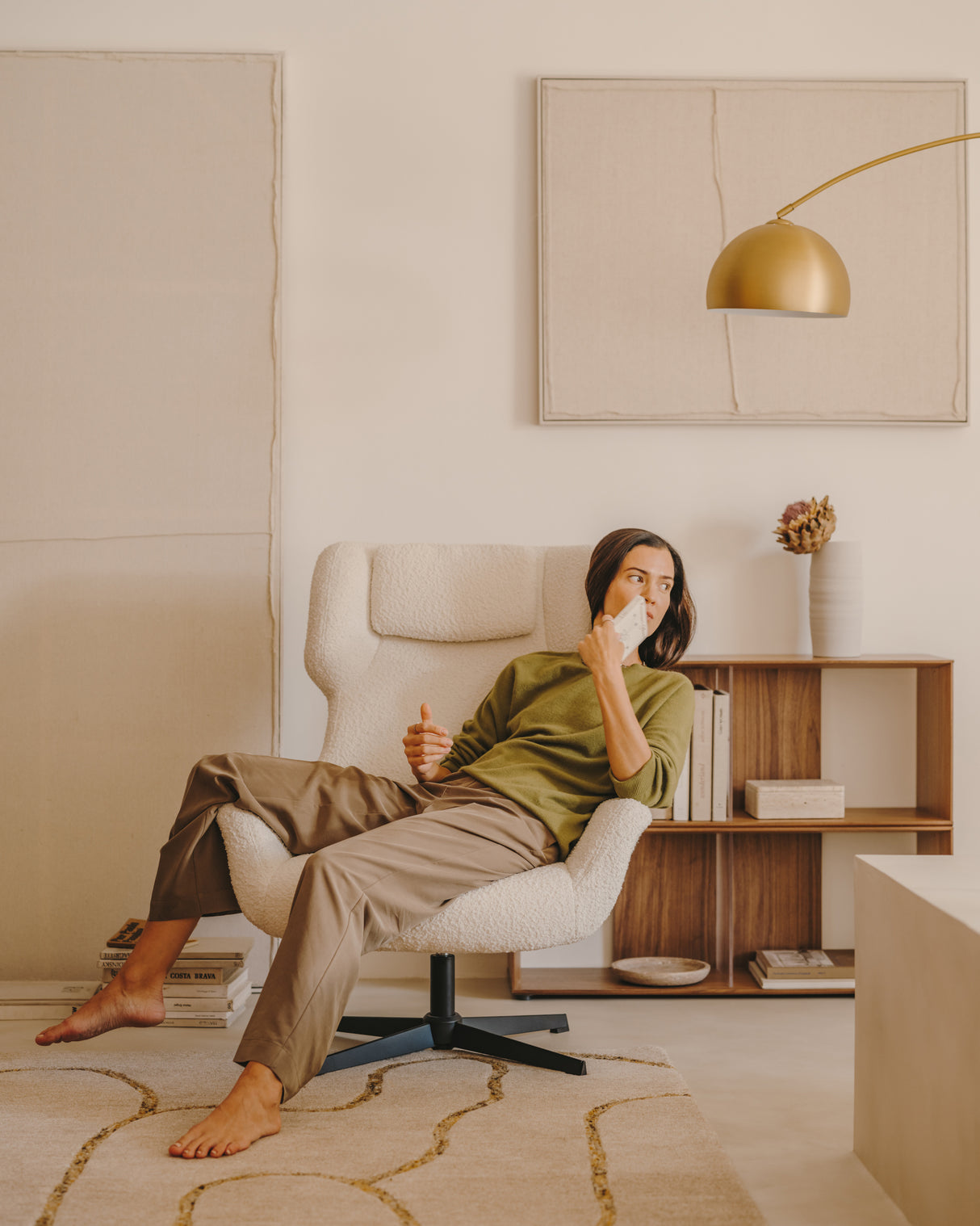 Zalina Drehsessel aus weißem Bouclé und Stahl mit schwarzem Finish FSC 100% - ZEN ZONE Furniture