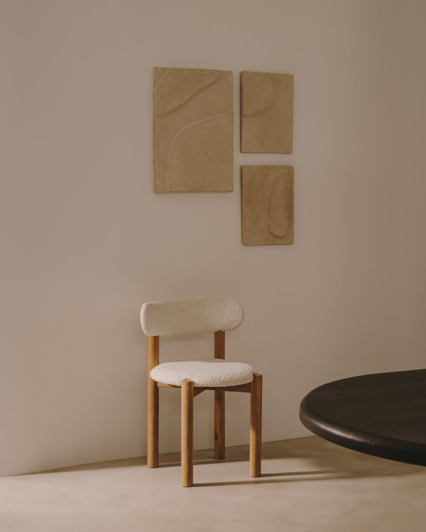 Nebai Stuhl aus weißem Bouclé und massivem Eichenholz mit natürlichem Finish - ZEN ZONE Furniture