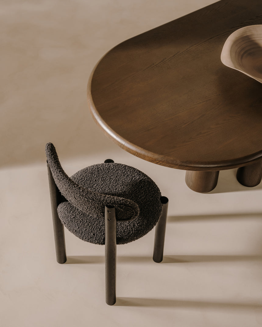 Nebai Stuhl aus schwarzem Bouclé und massivem Eichenholz mit schwarzem Finish - ZEN ZONE Furniture