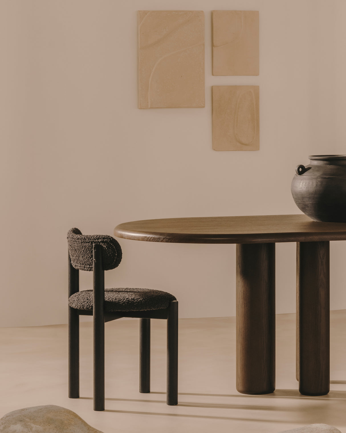 Nebai Stuhl aus schwarzem Bouclé und massivem Eichenholz mit schwarzem Finish - ZEN ZONE Furniture