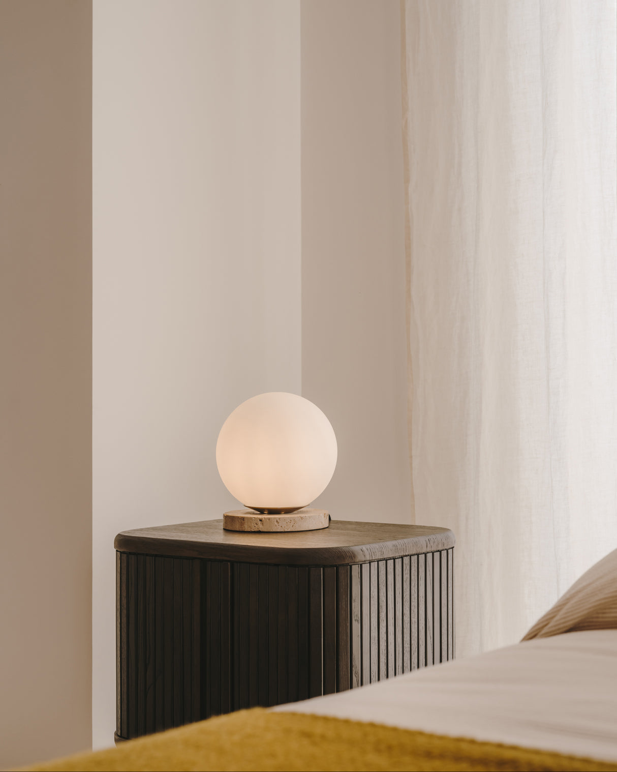 Malachi Tischlampe aus Milchglas und Travertinstein - ZEN ZONE Furniture