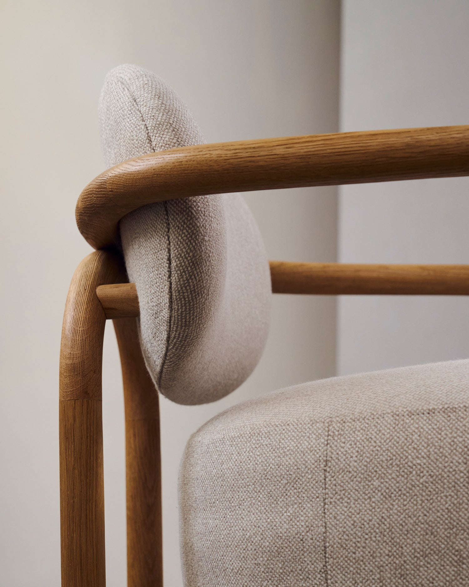 Melqui beiger Sessel aus massivem Eichenholz mit natürlichem Finish - ZEN ZONE Furniture