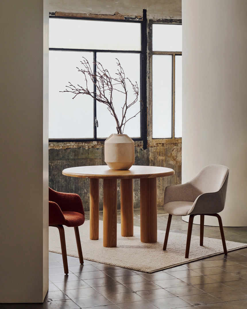 Aleli Stuhl mit Chenille in Beige Beine aus massivem Eschenholz mit Nussholz-Finish - ZEN ZONE Furniture