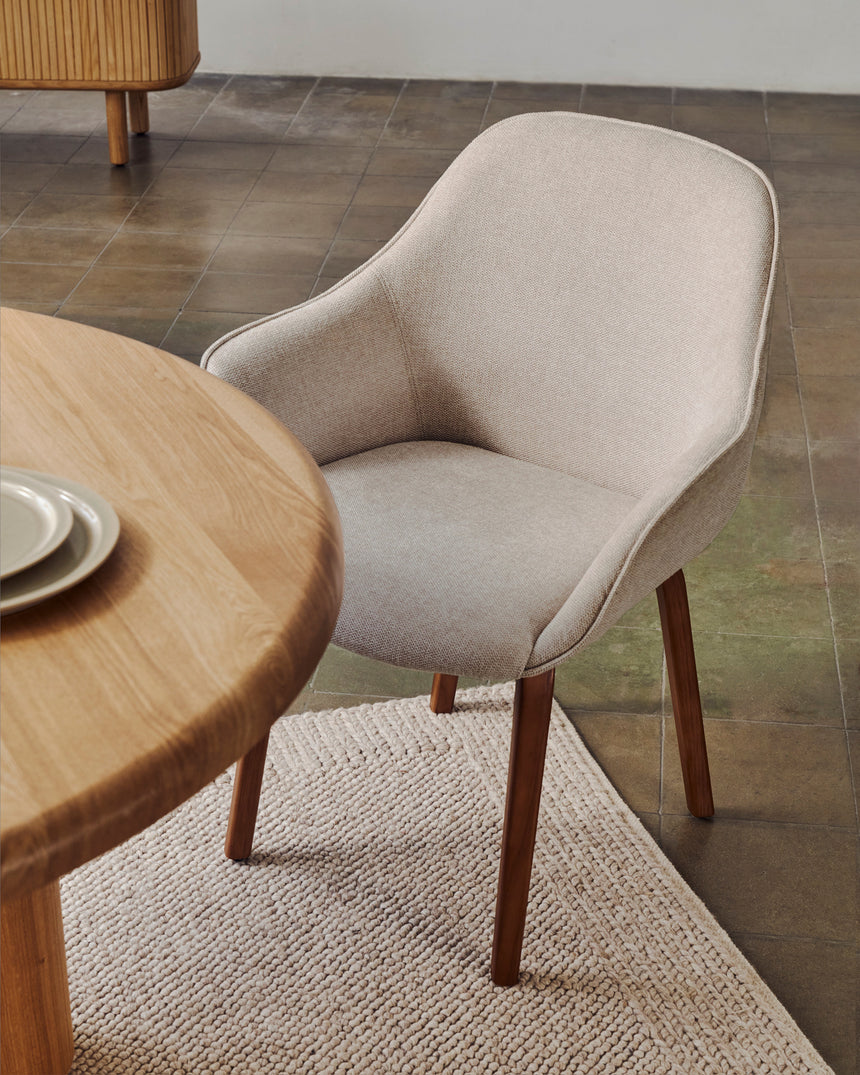 Aleli Stuhl mit Chenille in Beige Beine aus massivem Eschenholz mit Nussholz-Finish - ZEN ZONE Furniture
