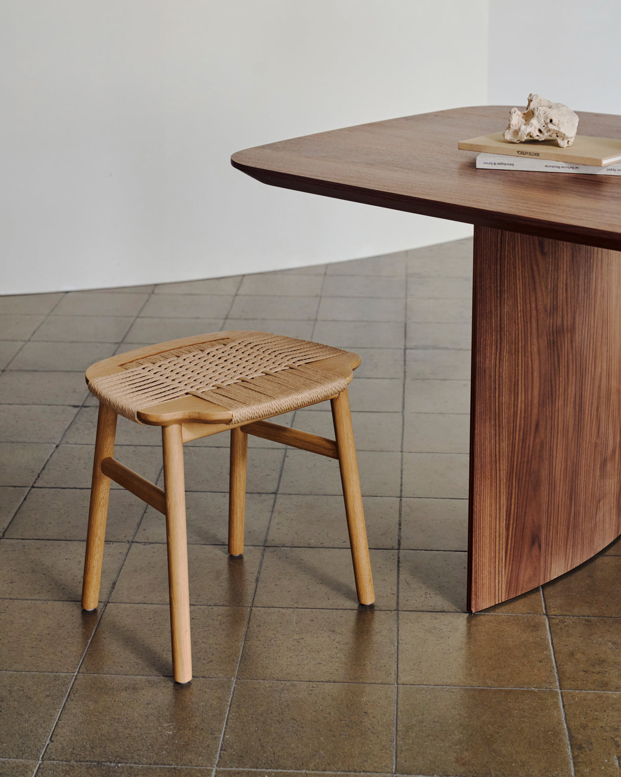 Enit Hocker aus Papierseil in Beige und massivem Eichenholz mit natürlichem Finish 43cm FSC Mix Credit - ZEN ZONE Furniture