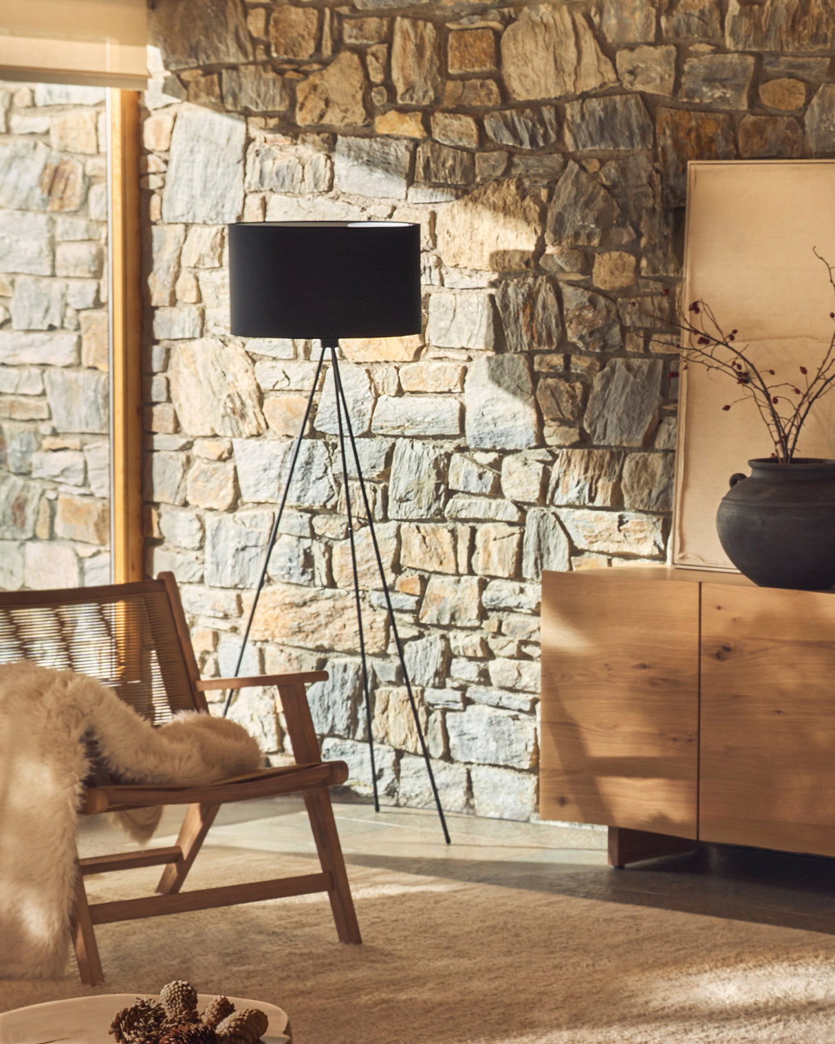 Ikia Stehlampe aus Metall schwarz - ZEN ZONE Furniture