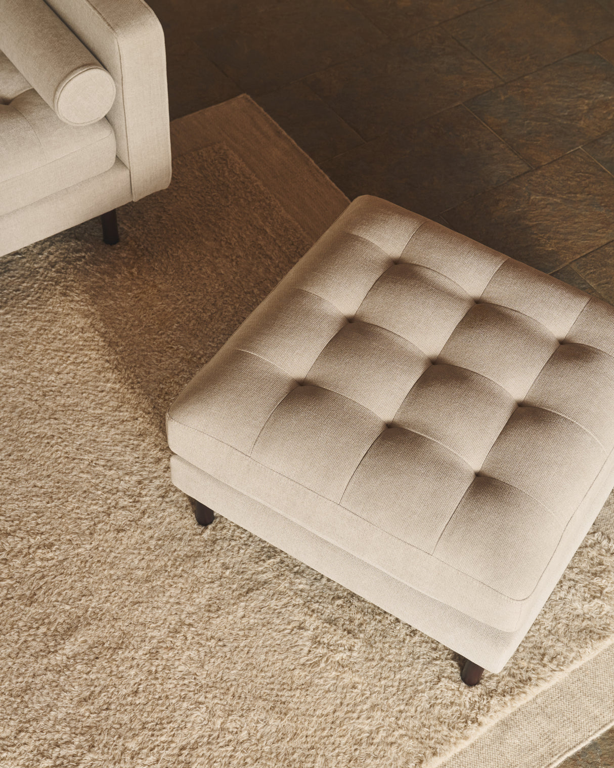 Debra Pouf mit Bezug in perlfarbener Chenille Beine-Finish natur 80 x 80 cm - ZEN ZONE Furniture