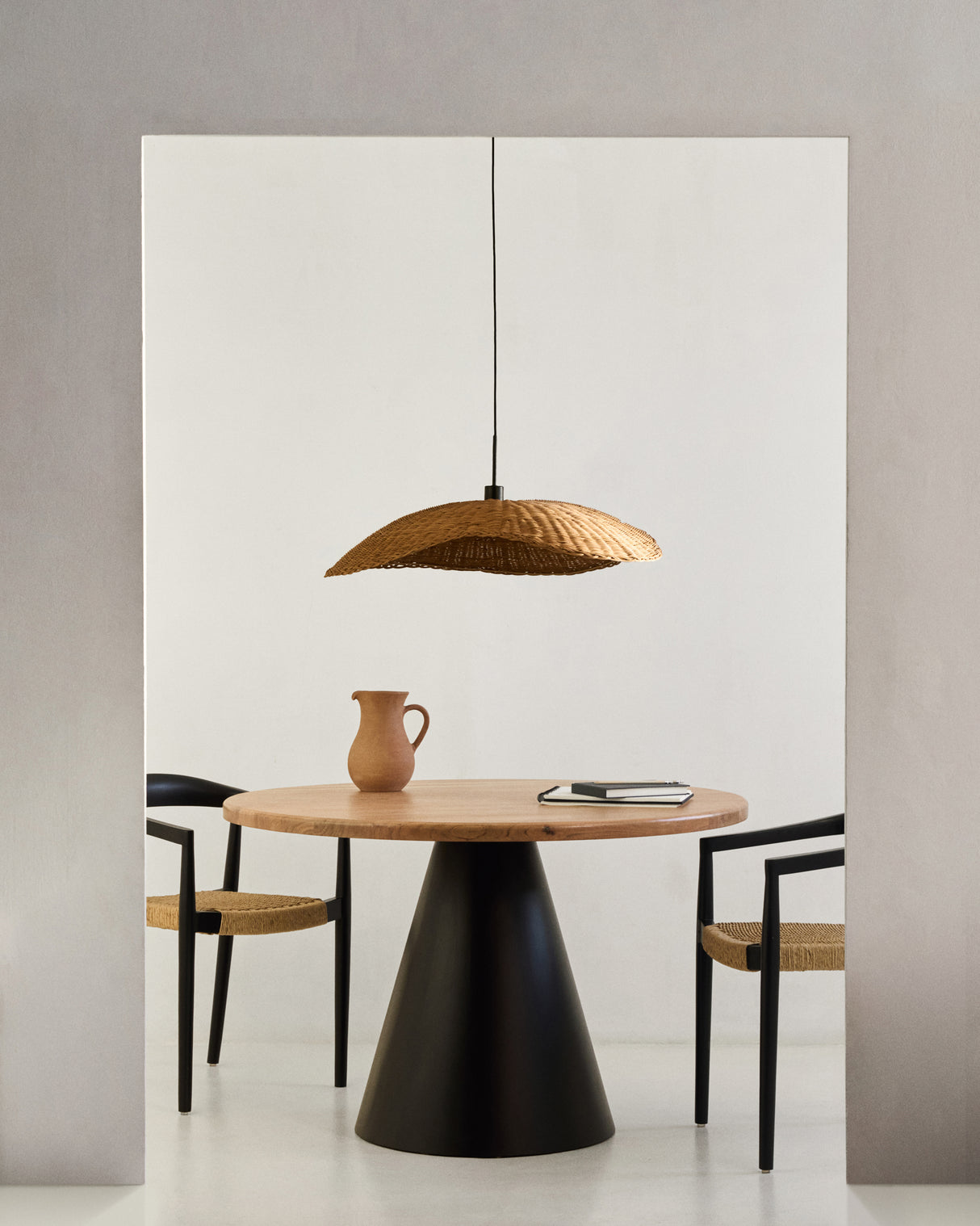 Wilshire runder Tisch aus massivem Akazienholz und Stahl in Schwarz Ø 120 cm - ZEN ZONE Furniture