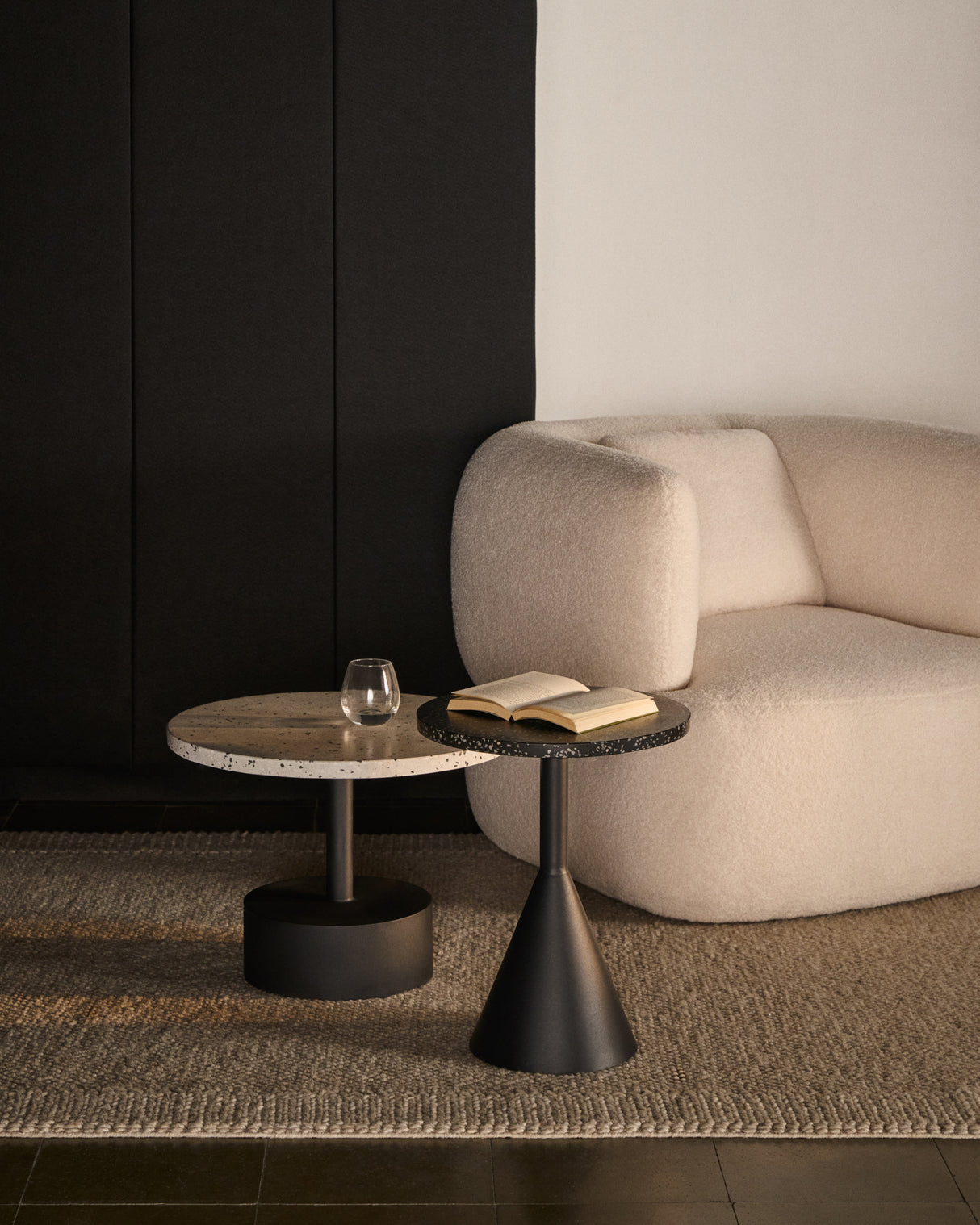 Delano Beistelltisch aus Terrazzo in Grau und Stahlbeine in Schwarz Ø 55 cm - ZEN ZONE Furniture