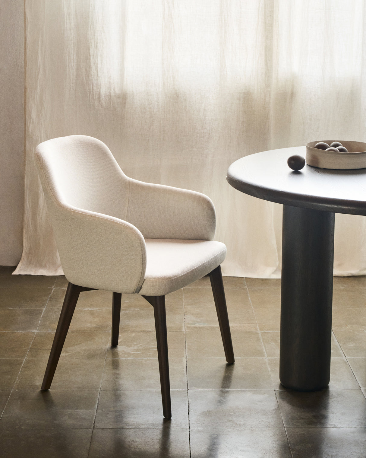 Nelida Stuhl aus beigefarbener Chenille und massivem Buchenholz 100% FSC mit Nussbaum-Fini - ZEN ZONE Furniture