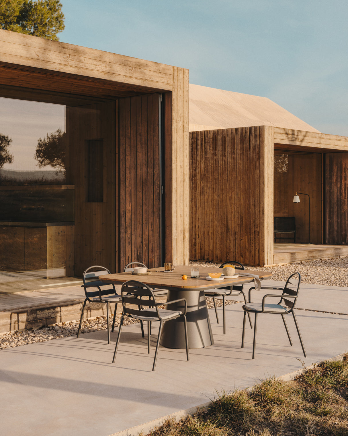 Joncols stapelbarer Gartenstuhl aus Aluminium mit Finish in Grau - ZEN ZONE Furniture