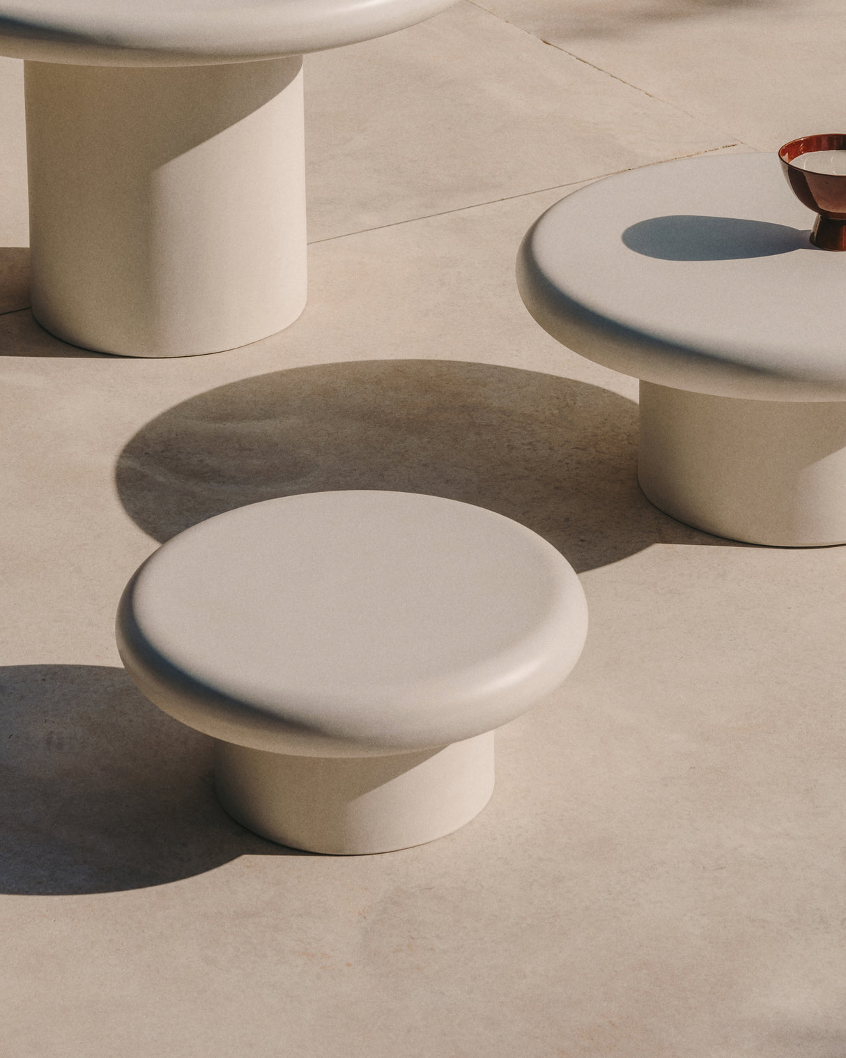 Addaia Couchtisch aus weißem Zement Ø 66 cm - ZEN ZONE Furniture