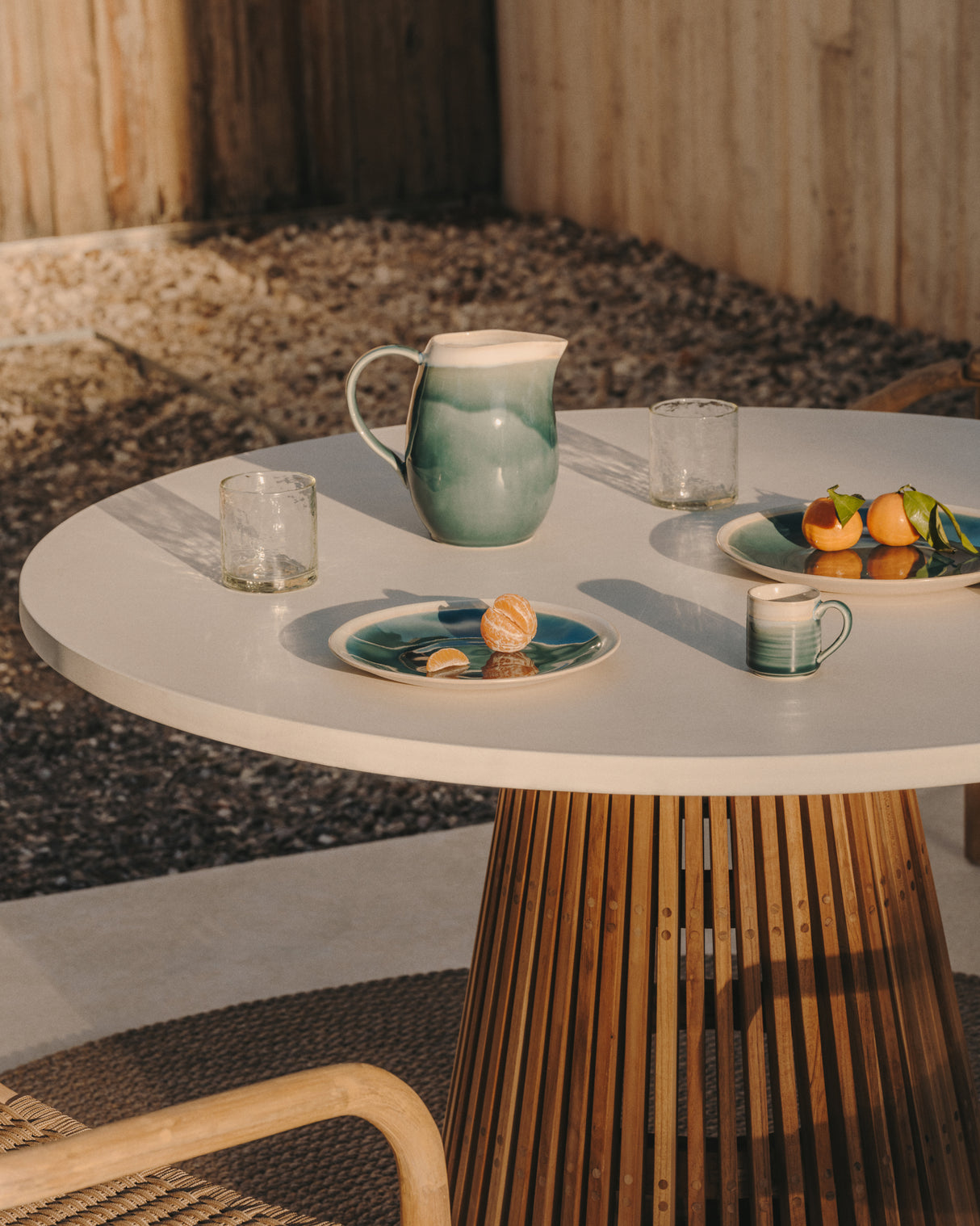 Alcaufar Outdoor Tisch rund aus massivem Teakholz und weißem Zement Ø 90 cm - ZEN ZONE Furniture