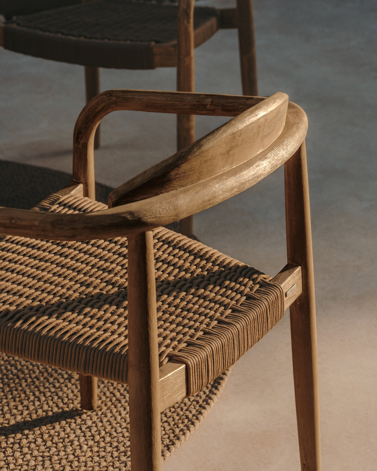 Nina stapelbarer In/Outdoor-Stuhl aus massivem Akazienholz und Seil in Beige FSC 100% - ZEN ZONE Furniture