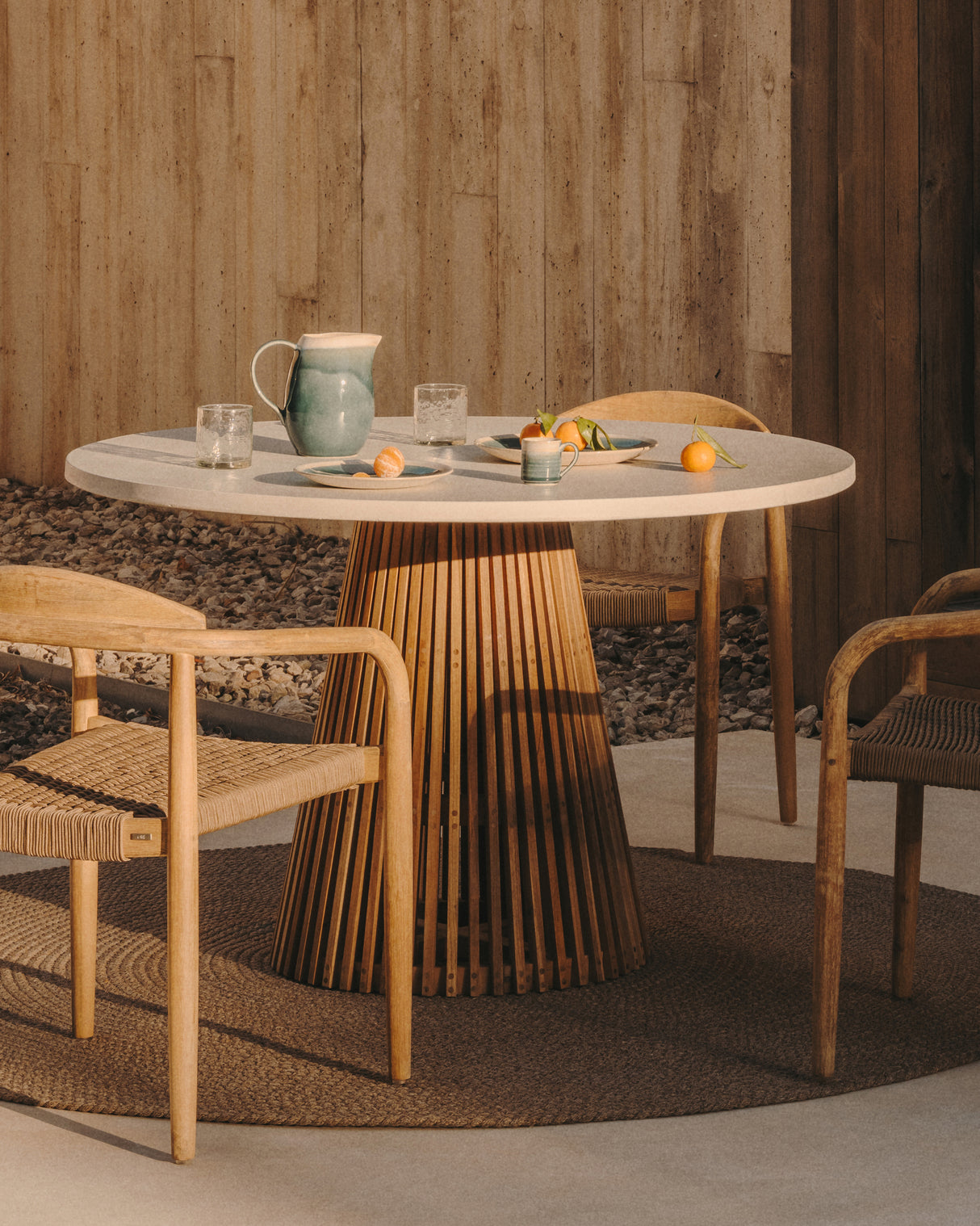 Alcaufar Outdoor Tisch rund aus massivem Teakholz und weißem Zement Ø 120 cm - ZEN ZONE Furniture