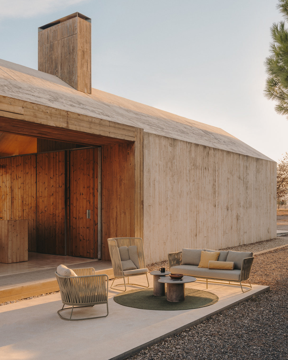 Sacona Sessel für den Außenbereich mit Flechtwerk und verzinktem Stahl, geige - ZEN ZONE Furniture