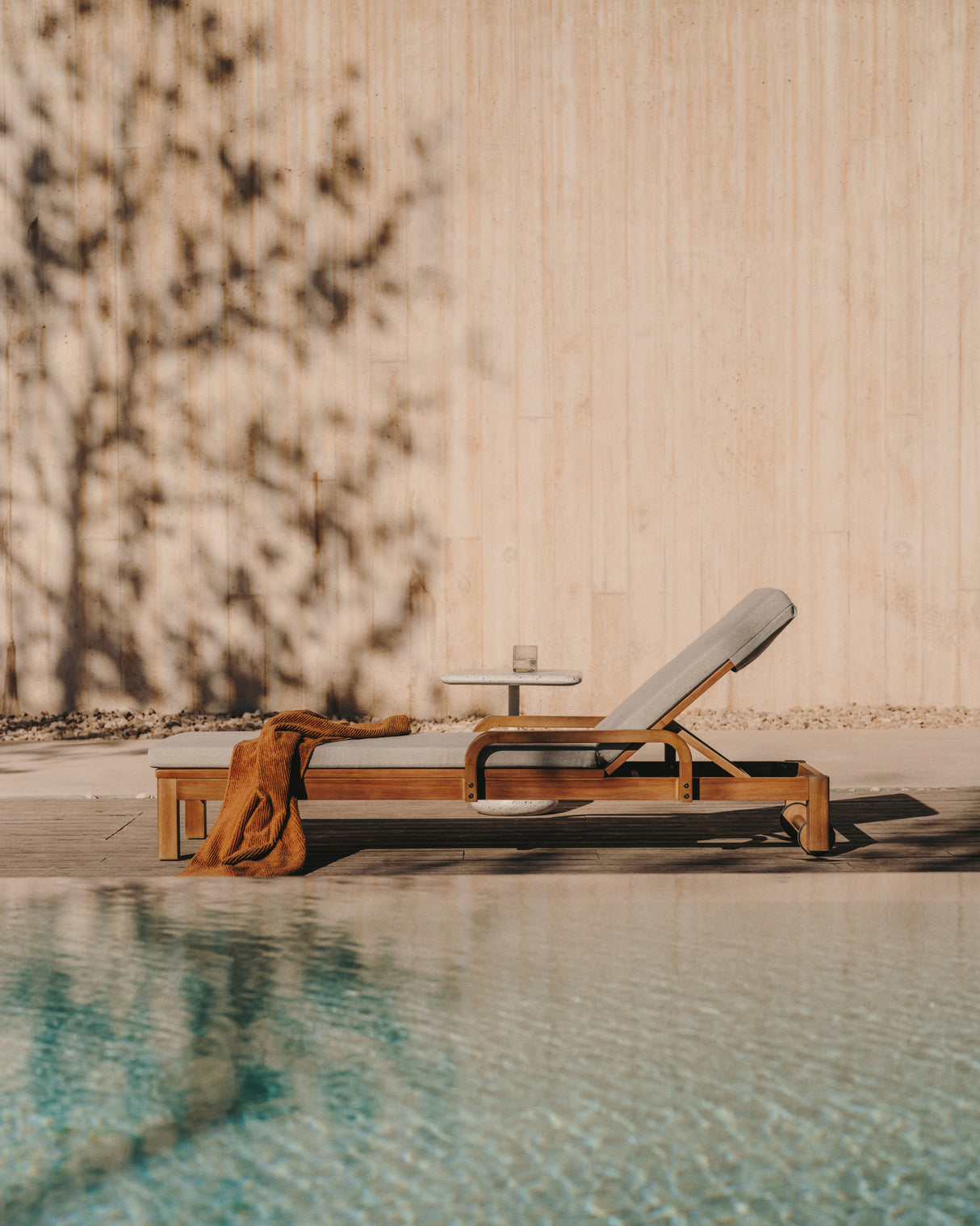 Sonsaura Liege aus massivem Eukalyptusholz 100 % FSC - ZEN ZONE Furniture