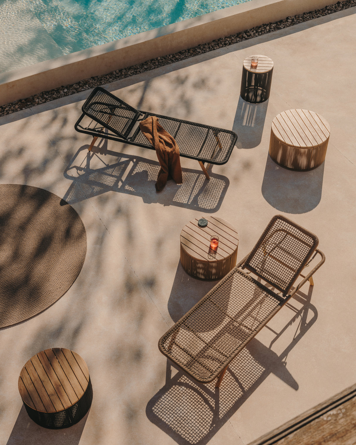 Dandara Sonnenliege mit Stahlstruktur, beigem Flechtwerk und Füßen aus massivem Akazienhol - ZEN ZONE Furniture