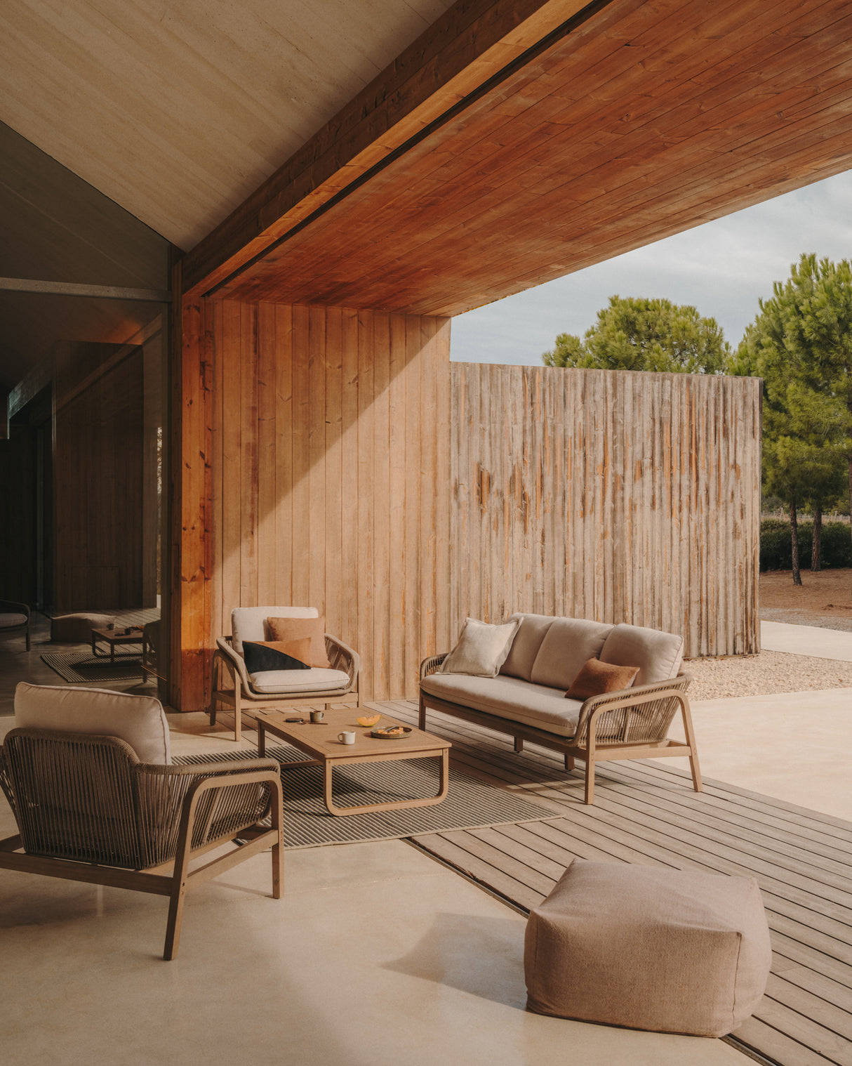 Vellana Set aus 3-Sitzer-Sofa, 2 Sesseln und Couchtisch aus massivem Akazienholz 100 % FSC - ZEN ZONE Furniture