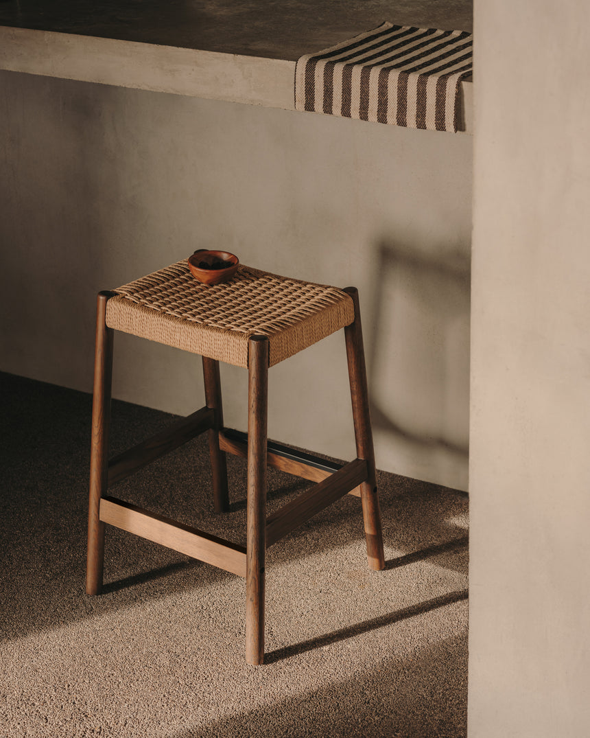 Yalia Hocker aus massivem Eichenholz mit Nussbaum-Finish und Seilsitz Höhe 65 cm FSC 100% - ZEN ZONE Furniture