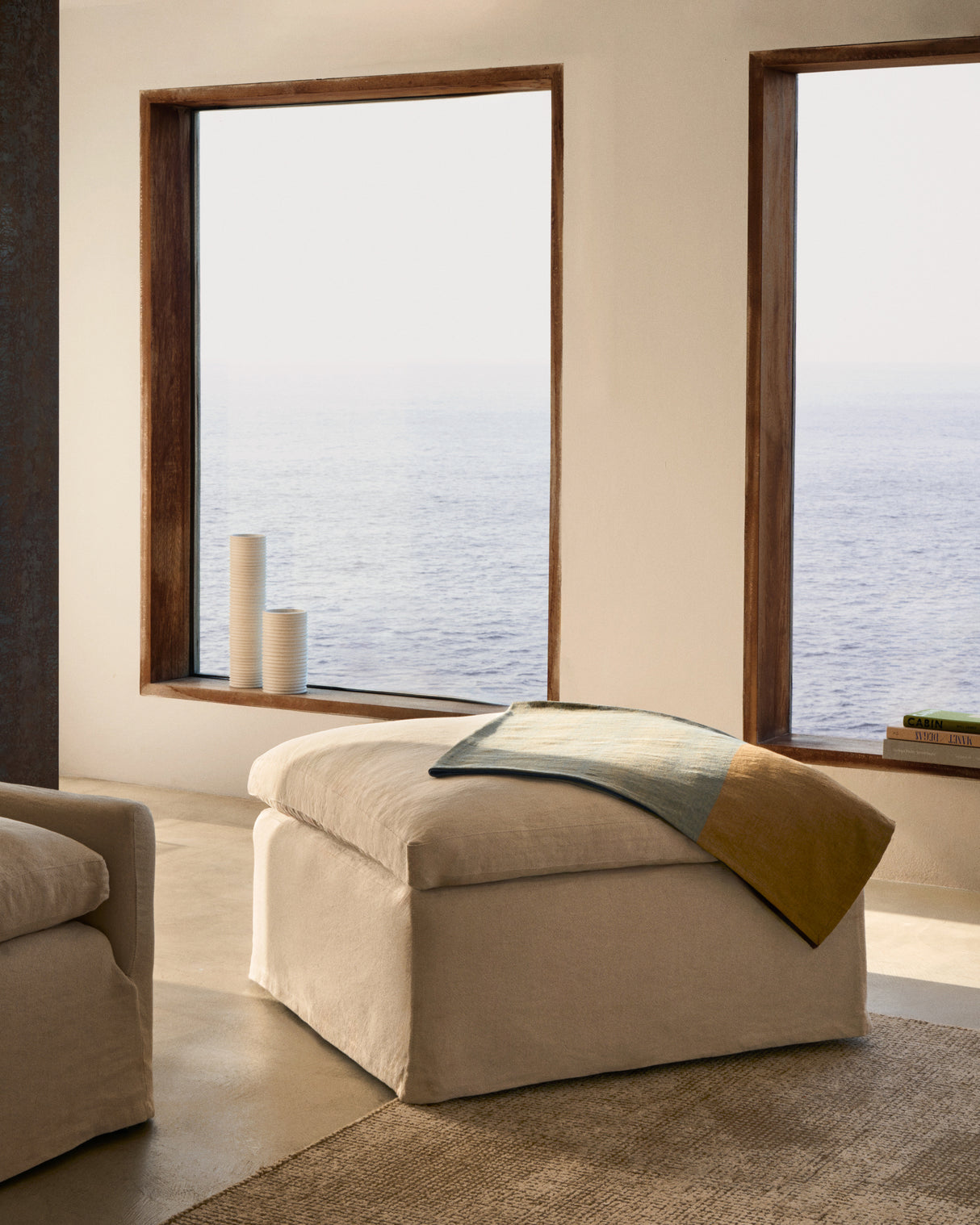 Zenira Fußhocker mit abnehmbarem Bezug und Kissen aus Baumwolle und Leinen beige 90 x 90 cm - ZEN ZONE Furniture