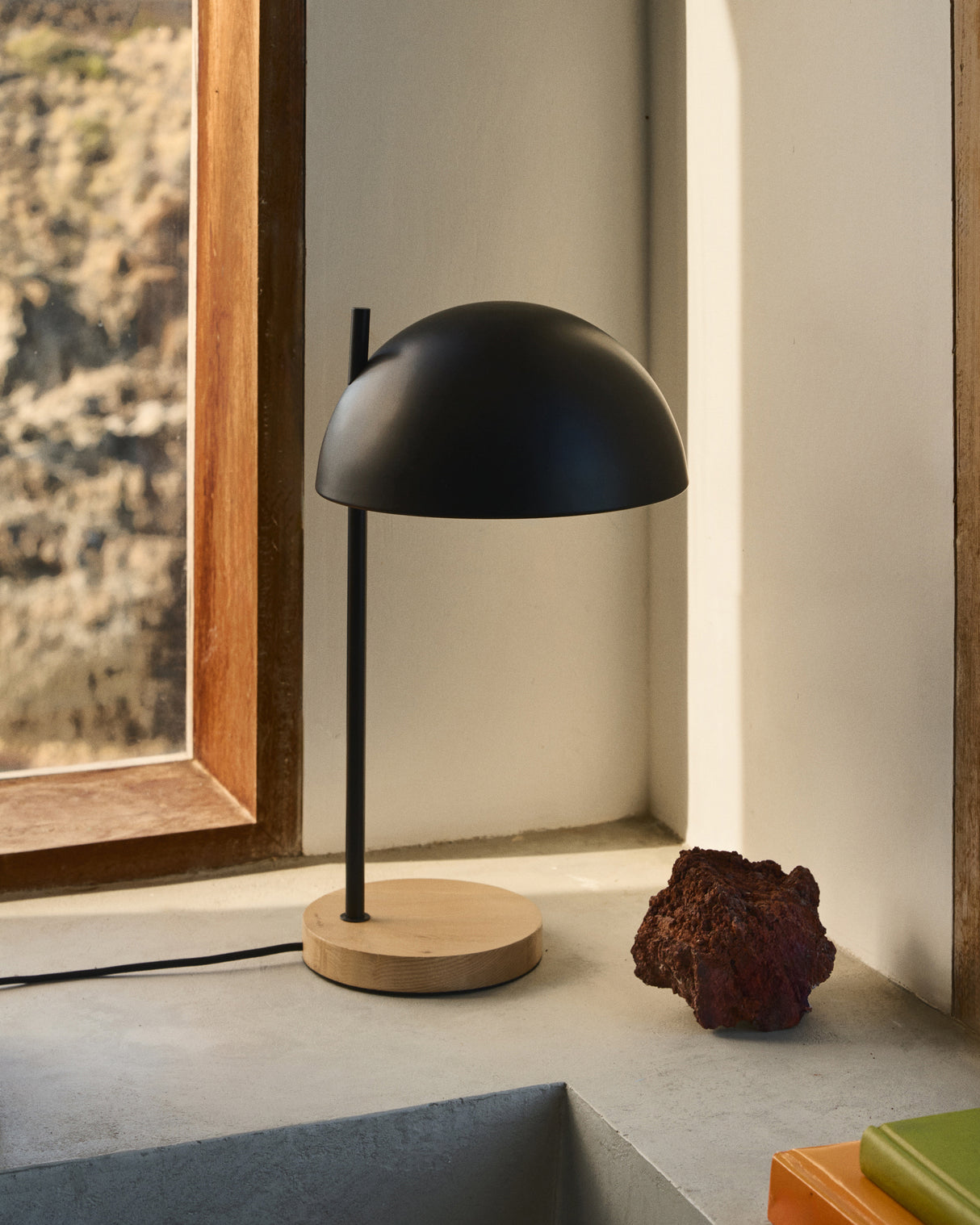 Catlar Tischlampe aus Eschenholz und Metall mit schwarzem Lackfinish - ZEN ZONE Furniture