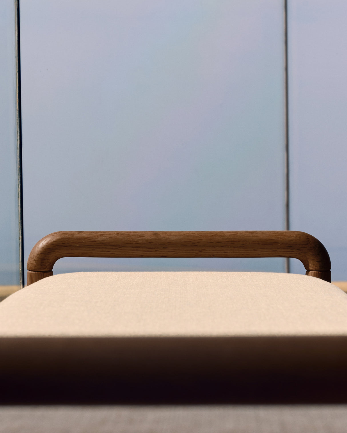 Macaret Polsterbank abnehmbarer Bezug massives Eichenholz Finish Nussbaum 120 cm FSC Mix Credit - ZEN ZONE Furniture