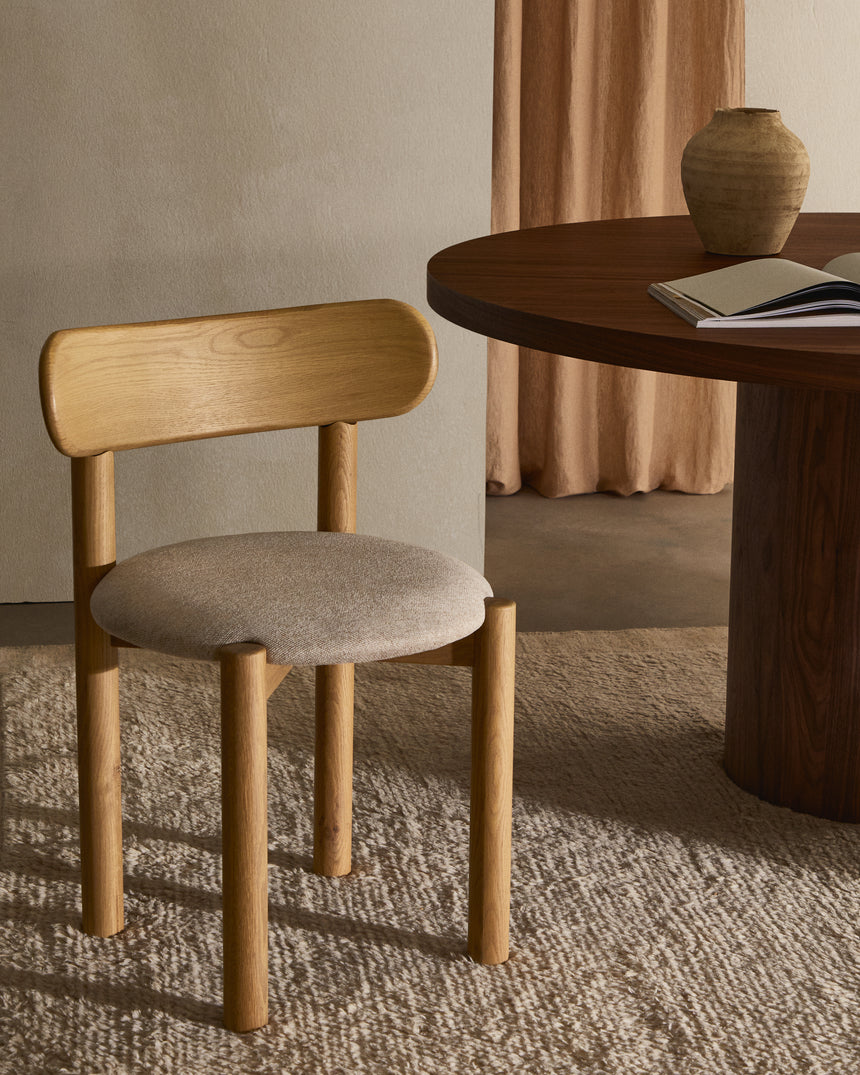 Nebai Stuhl mit beiger Chenille und Gestell aus massivem Eichenholz mit naturfarbenem Fini - ZEN ZONE Furniture