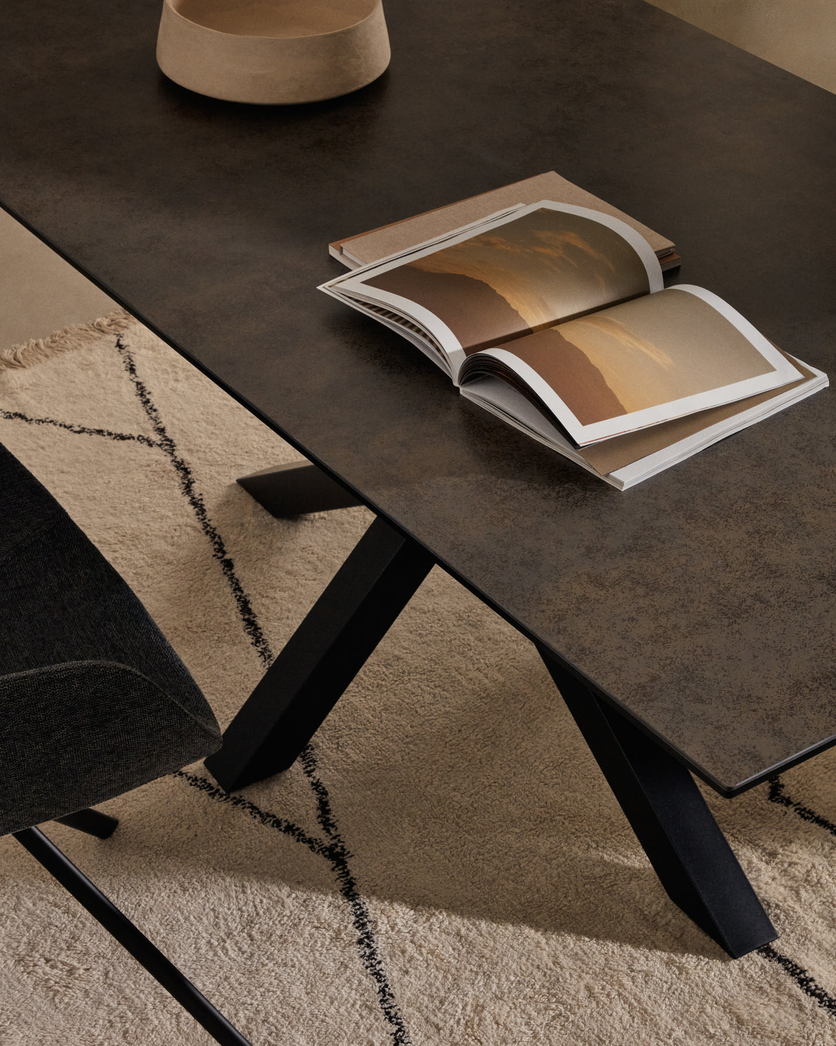 Argo Tisch 200 x 100 cm aus Feinsteinzeug mit Iron Moss Finish und schwarzen Stahlbeinen - ZEN ZONE Furniture