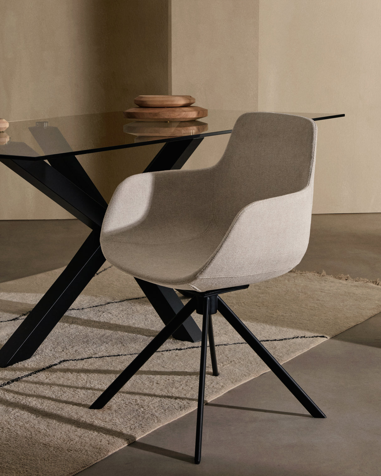 Tissiana rückdrehender Drehstuhl beige Chenille und mattschwarzer Stahl - ZEN ZONE Furniture