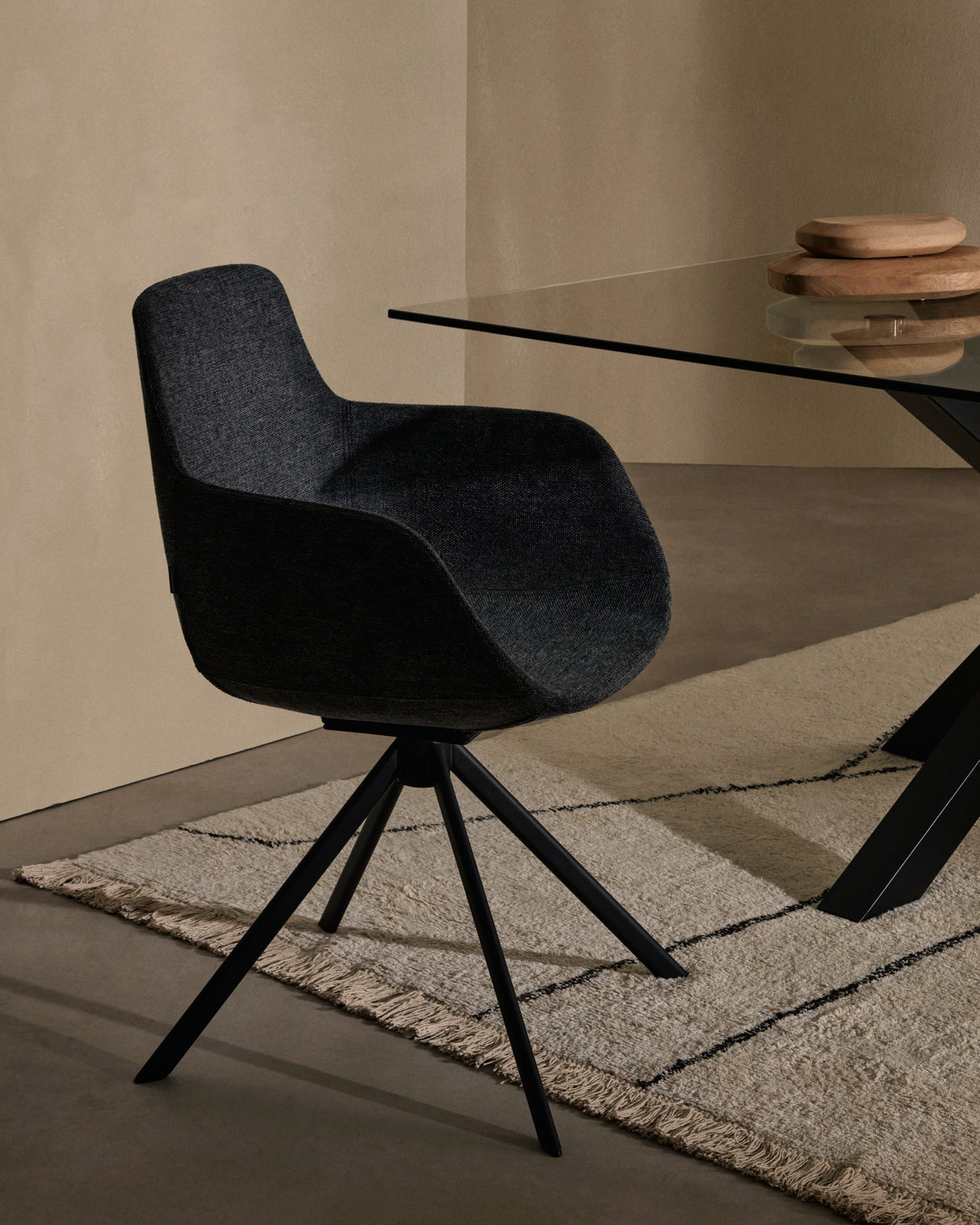 Tissiana rückdrehender Drehstuhl Chenille dunkelgrau Stahl mattschwarzz - ZEN ZONE Furniture