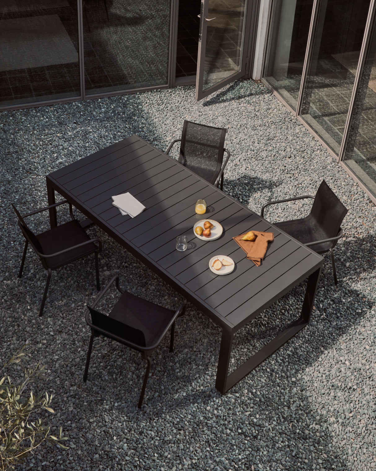 Galdana Aluminium-Gartentisch, ausziehbar, mit dunkelgrauem Finish, 220 (340) x 100 cm - ZEN ZONE Furniture