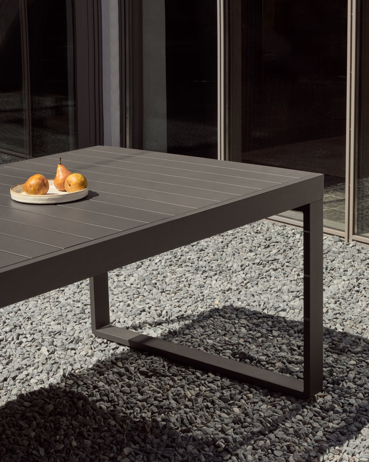 Galdana Aluminium-Gartentisch, ausziehbar, mit dunkelgrauem Finish, 220 (340) x 100 cm - ZEN ZONE Furniture