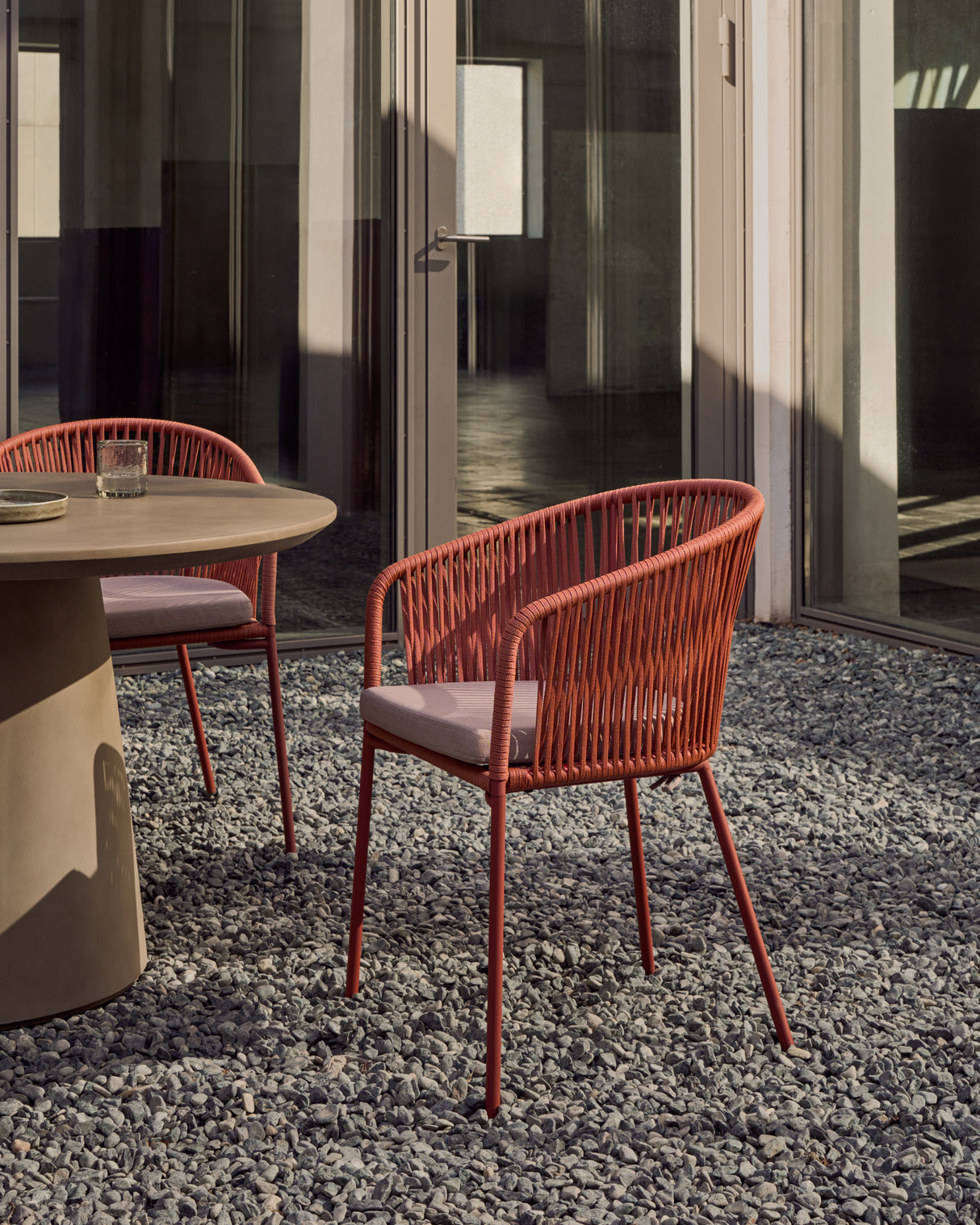 Yanet Stuhl aus Seil in Terrakotta mit Beinen aus verzinktem Stahl - ZEN ZONE Furniture