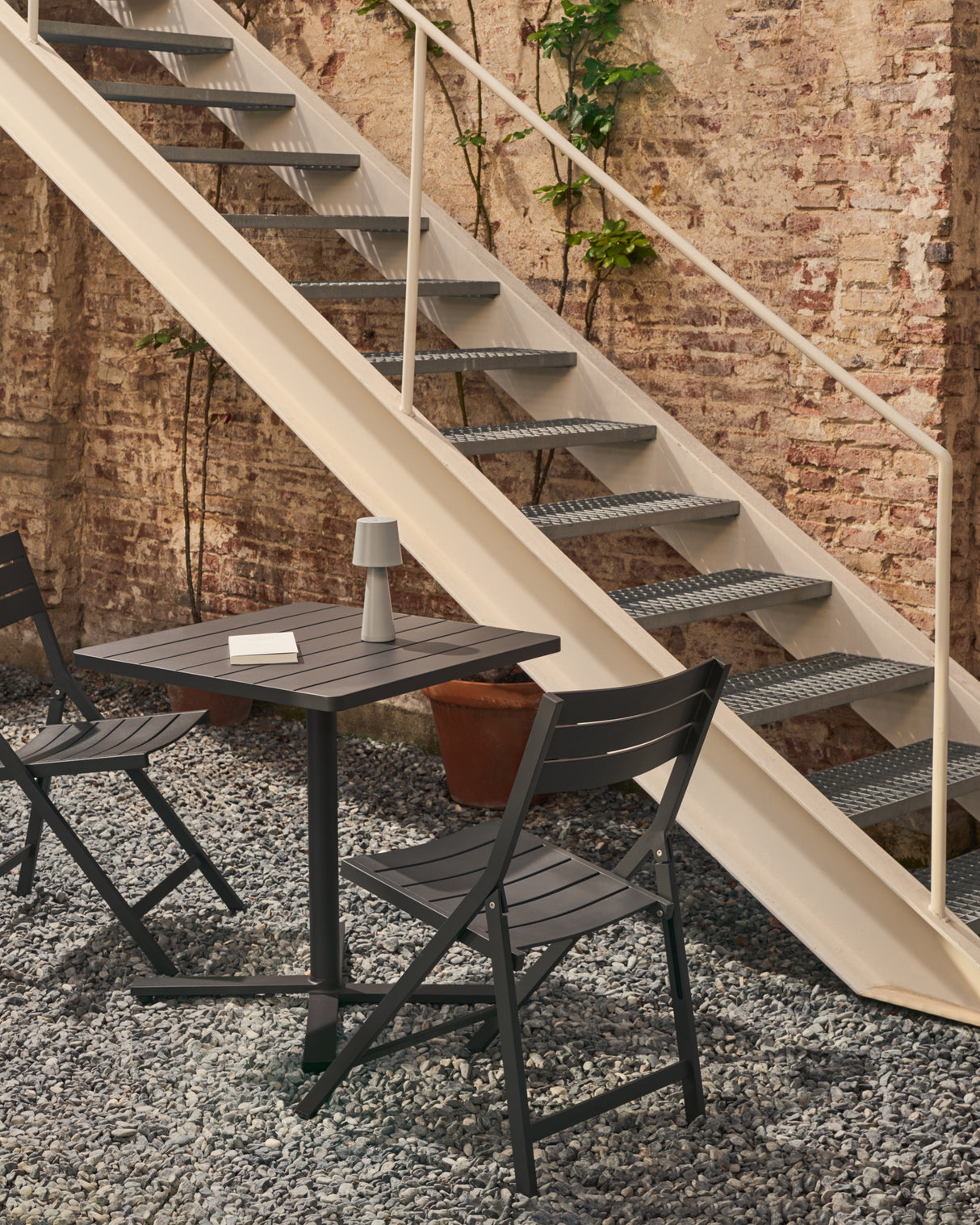 Faltbarer Außentisch Torreta aus Aluminium mit dunkelgrauem Finish 70 x 70 cm - ZEN ZONE Furniture