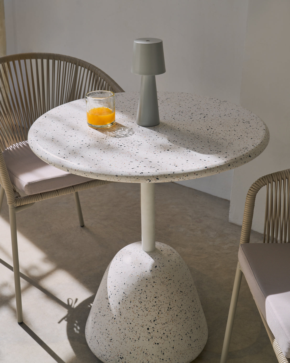 Saura Tisch aus weissem Terrazzo mit weisser Terrazzo-Platte 75 x Ø70 - ZEN ZONE Furniture