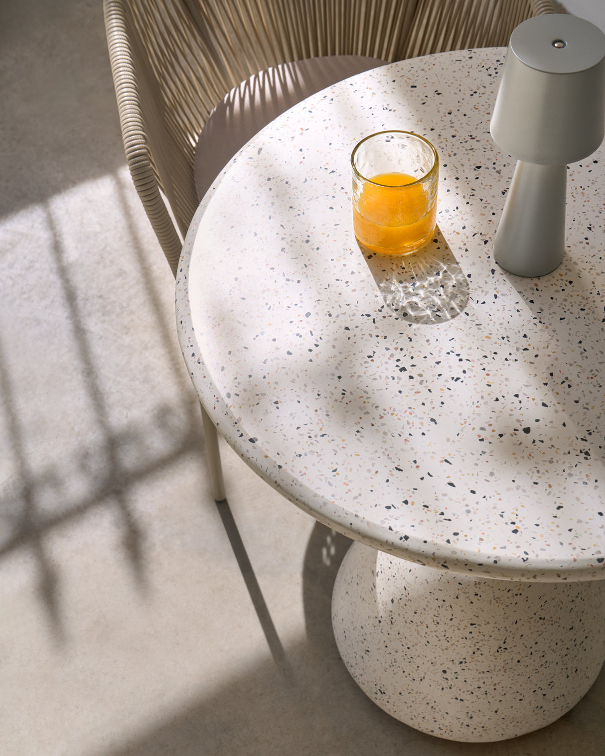 Saura Tisch aus weissem Terrazzo mit weisser Terrazzo-Platte 75 x Ø70 - ZEN ZONE Furniture
