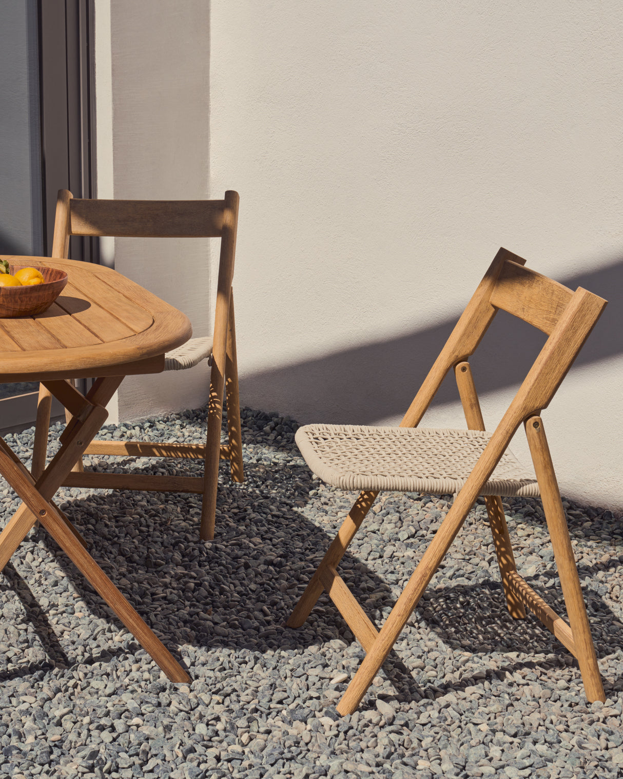 Klappstuhl Dandara aus Akazienmassivholz und einer Stahlstruktur mit geflochtener Sitzfläche in Weiß FSC 100% - ZEN ZONE Furniture